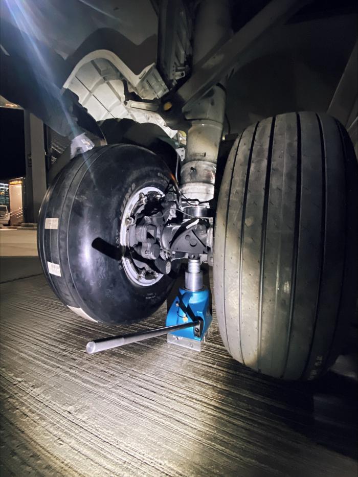 Tangye Hydralite jack holding the wheel axle during a wheel change