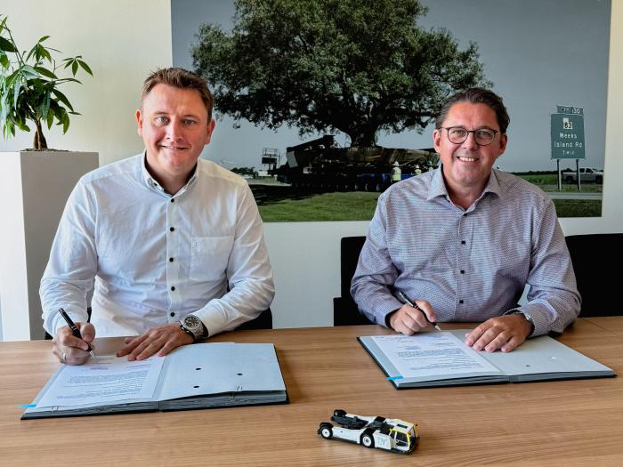 Matthias Ruppel, CEO Goldhofer (left) and Jörg Abel, managing director EFM (right) sign the contract